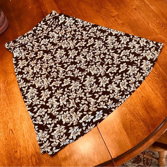 Max Studio Skirt⭐️5/$25⭐️ - Picture 3 of 9